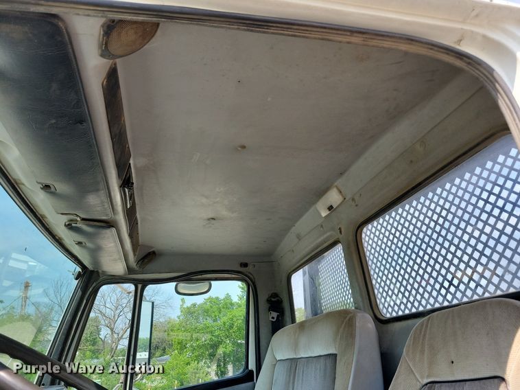 image for item JO9173 1997 Freightliner FL70  flatbed truck