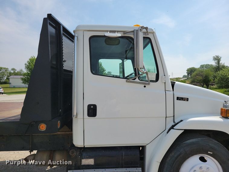 image for item JO9173 1997 Freightliner FL70  flatbed truck