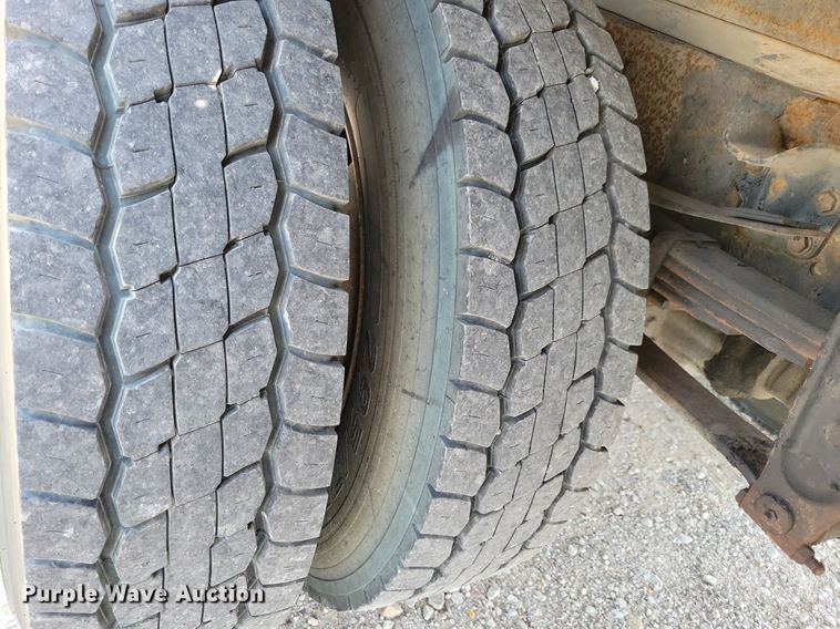 image for item JO9173 1997 Freightliner FL70  flatbed truck