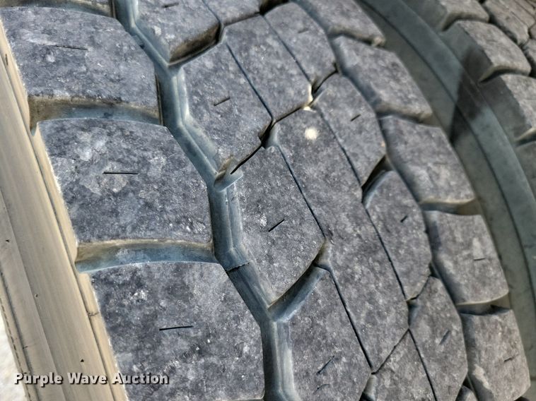 image for item JO9173 1997 Freightliner FL70  flatbed truck