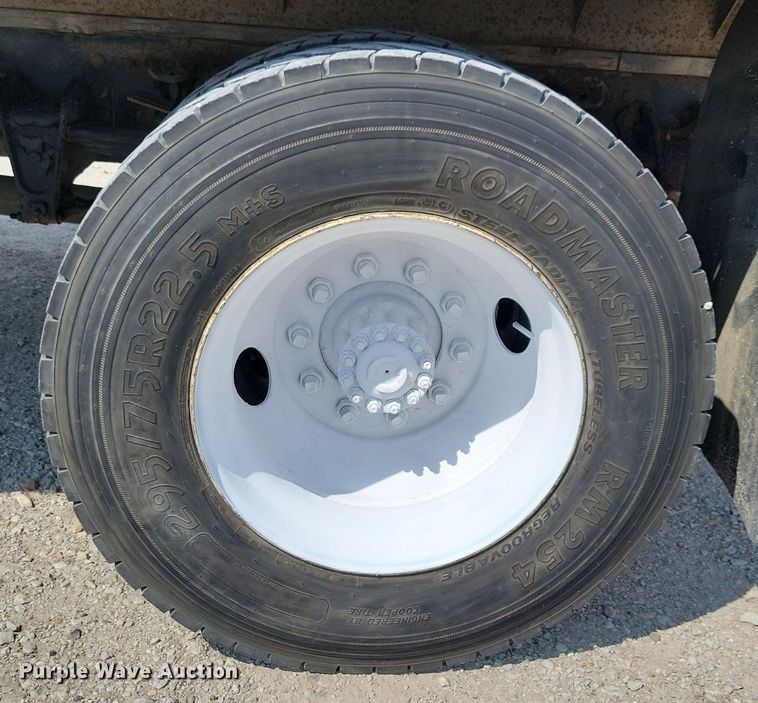 image for item JO9173 1997 Freightliner FL70  flatbed truck