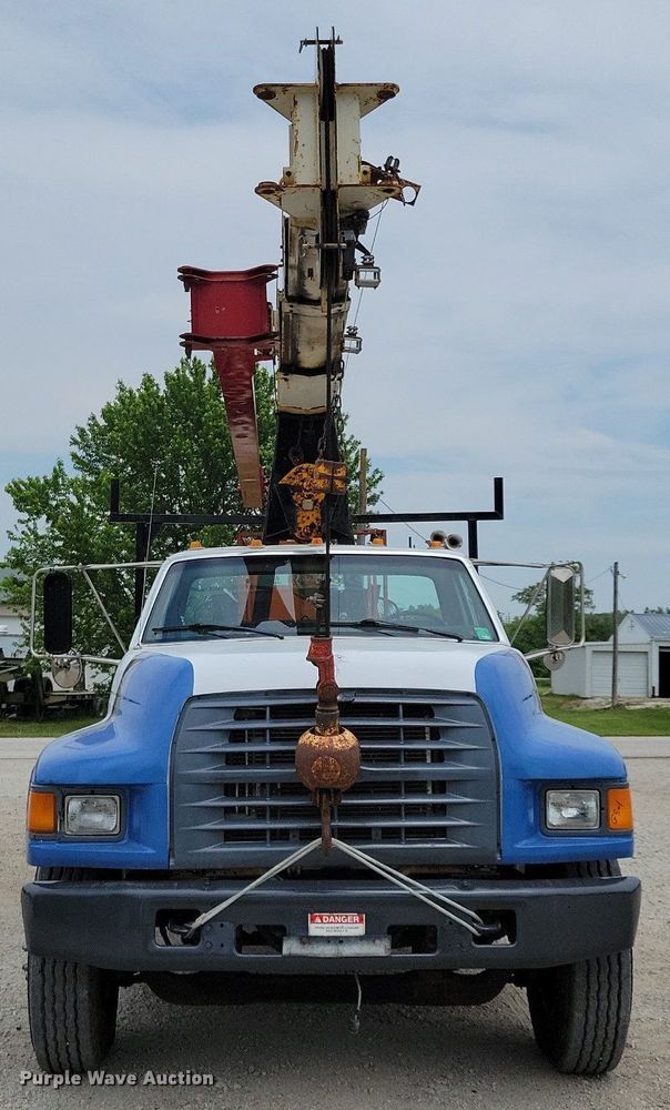 image for item JO9175 1999 Ford F800  crane truck