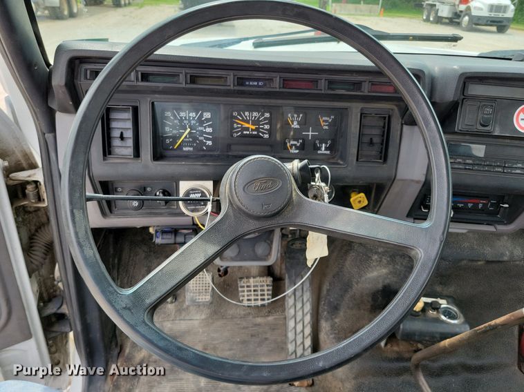 image for item JO9175 1999 Ford F800  crane truck