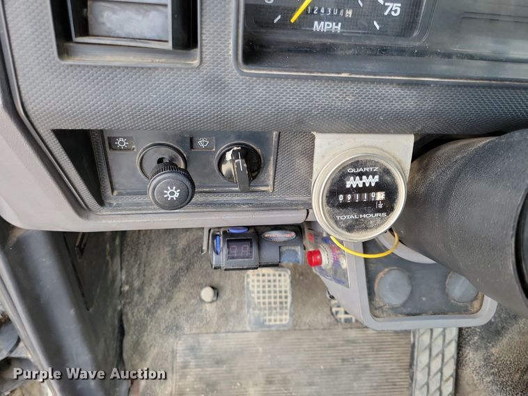 image for item JO9175 1999 Ford F800  crane truck