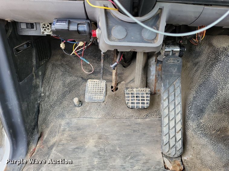 image for item JO9175 1999 Ford F800  crane truck