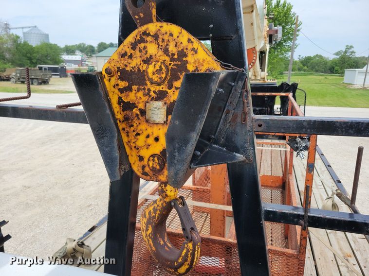 image for item JO9175 1999 Ford F800  crane truck