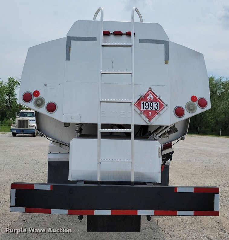 image for item JO9176 2007 Freightliner Business Class M2 106  fuel truck