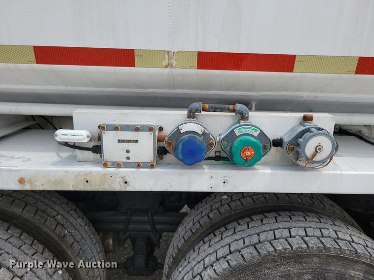 image for item JO9176 2007 Freightliner Business Class M2 106  fuel truck