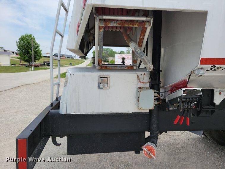 image for item JO9176 2007 Freightliner Business Class M2 106  fuel truck