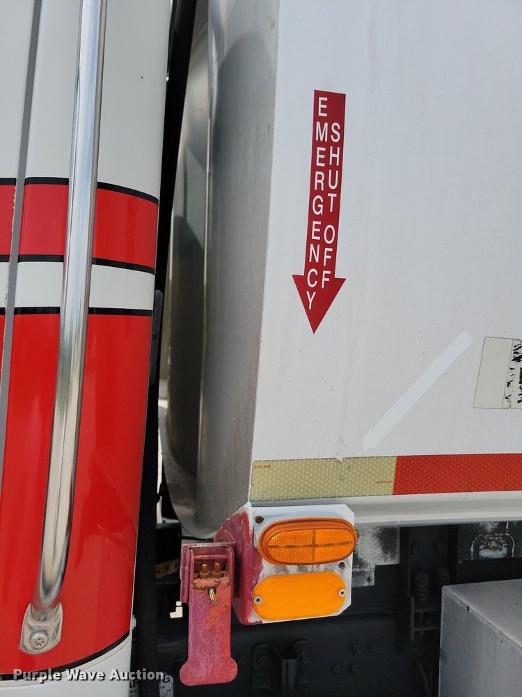 image for item JO9176 2007 Freightliner Business Class M2 106  fuel truck