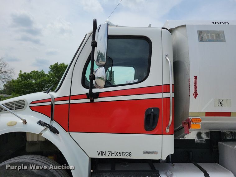 image for item JO9176 2007 Freightliner Business Class M2 106  fuel truck