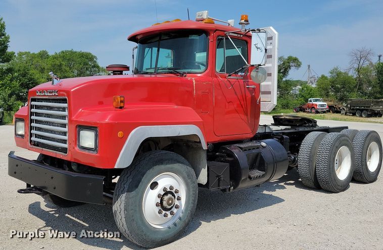 image for item JO9177 2000 Mack RD690S  semi truck