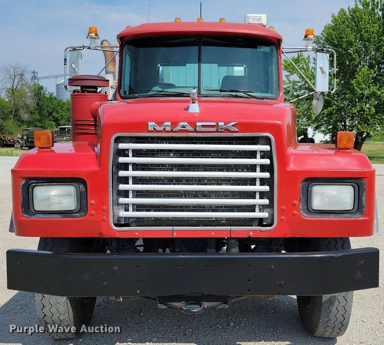 image for item JO9177 2000 Mack RD690S  semi truck