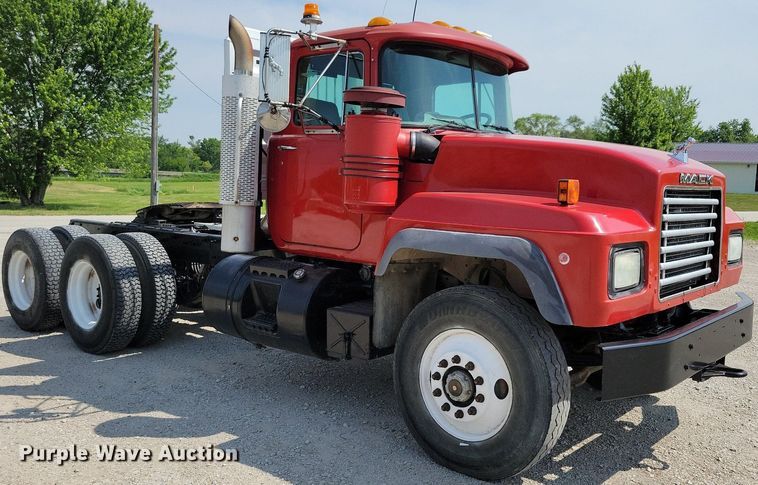 image for item JO9177 2000 Mack RD690S  semi truck