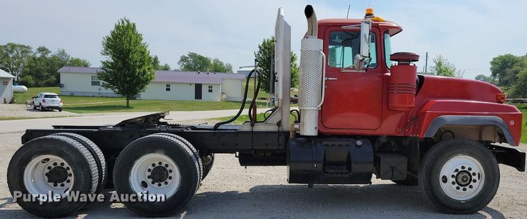image for item JO9177 2000 Mack RD690S  semi truck