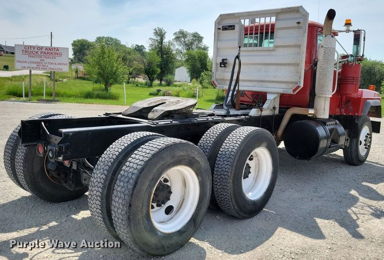 image for item JO9177 2000 Mack RD690S  semi truck