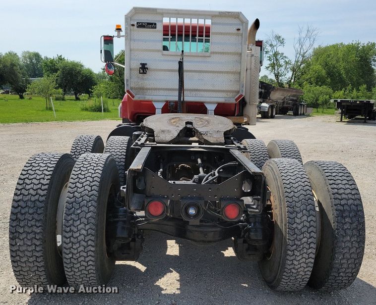 image for item JO9177 2000 Mack RD690S  semi truck