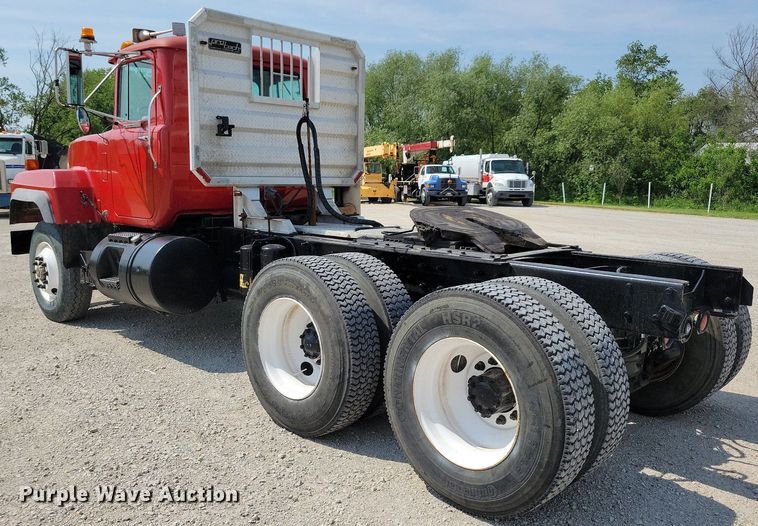 image for item JO9177 2000 Mack RD690S  semi truck