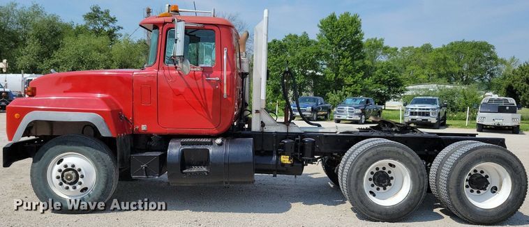 image for item JO9177 2000 Mack RD690S  semi truck