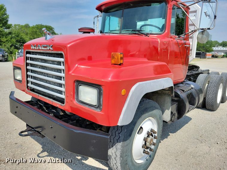 image for item JO9177 2000 Mack RD690S  semi truck