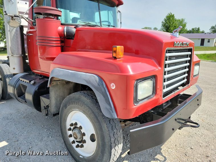 image for item JO9177 2000 Mack RD690S  semi truck