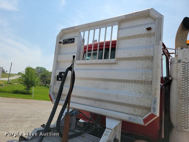 image for item JO9177 2000 Mack RD690S  semi truck