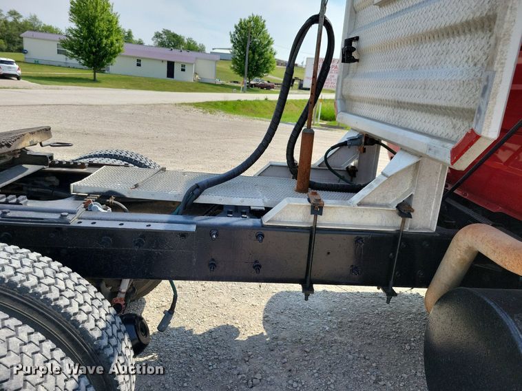 image for item JO9177 2000 Mack RD690S  semi truck