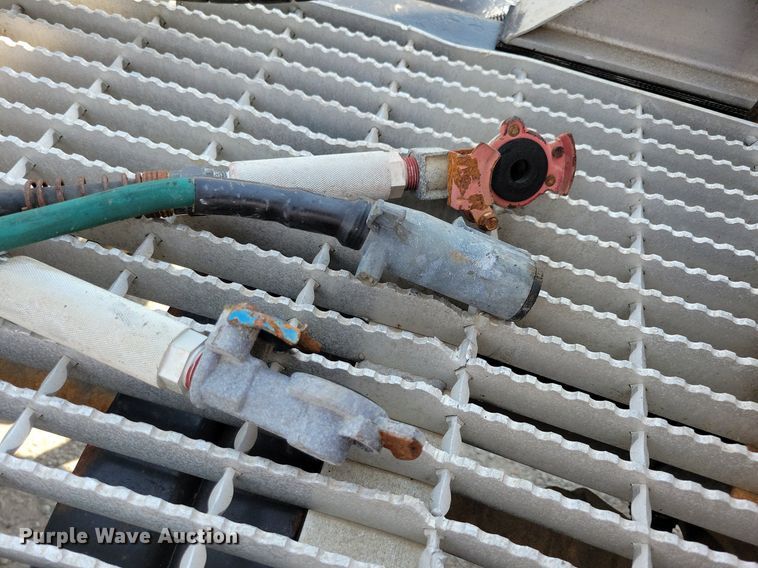 image for item JO9177 2000 Mack RD690S  semi truck