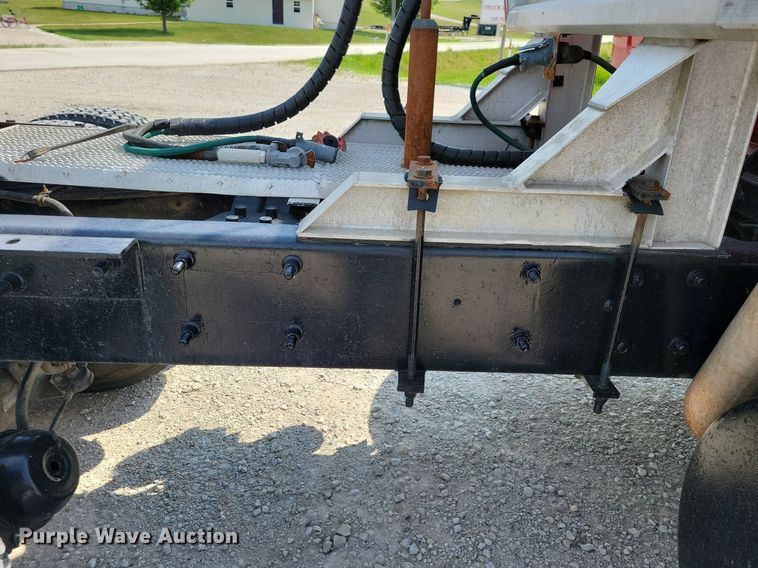 image for item JO9177 2000 Mack RD690S  semi truck