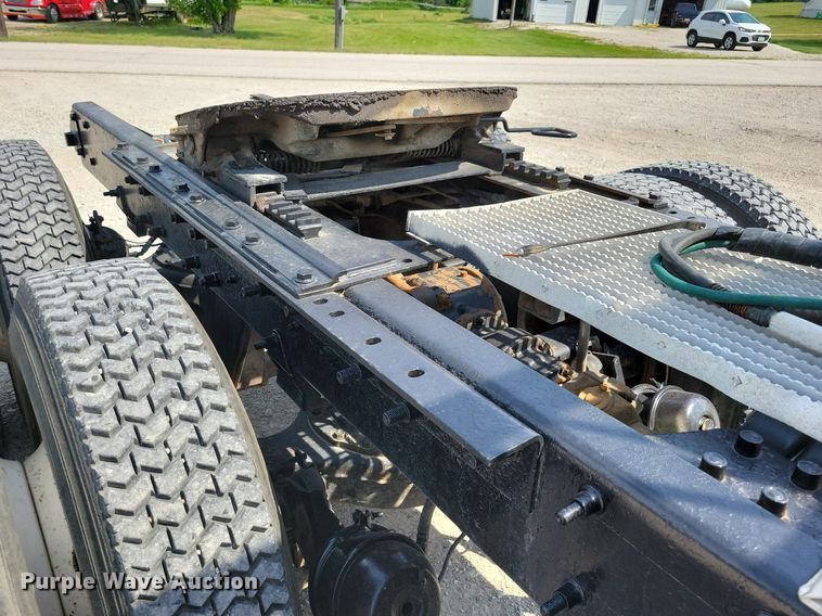 image for item JO9177 2000 Mack RD690S  semi truck