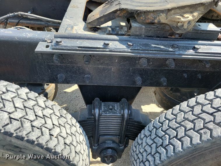 image for item JO9177 2000 Mack RD690S  semi truck