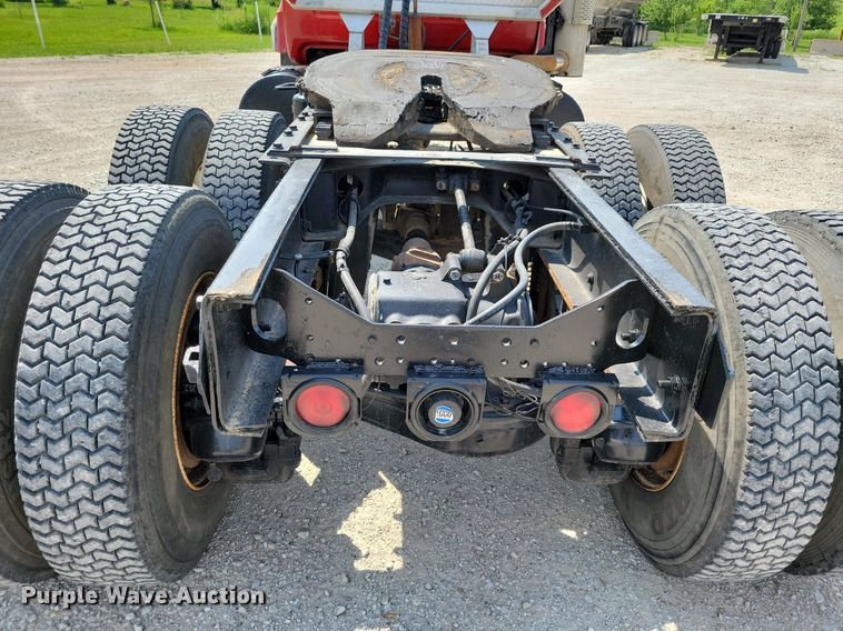 image for item JO9177 2000 Mack RD690S  semi truck