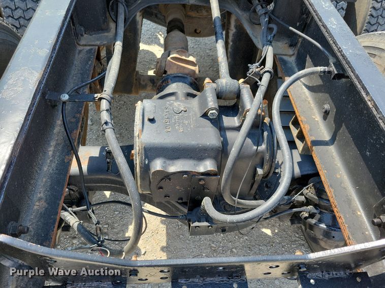 image for item JO9177 2000 Mack RD690S  semi truck