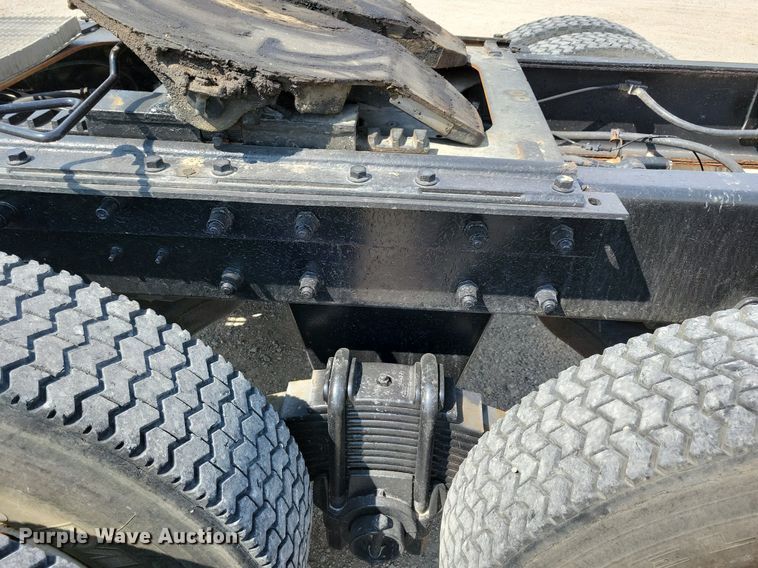 image for item JO9177 2000 Mack RD690S  semi truck