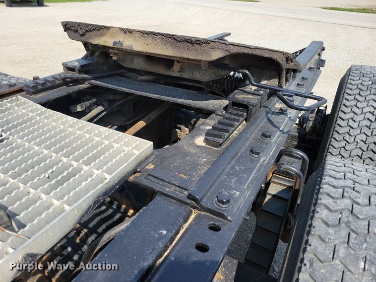 image for item JO9177 2000 Mack RD690S  semi truck