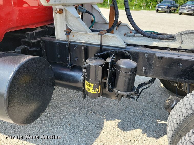 image for item JO9177 2000 Mack RD690S  semi truck