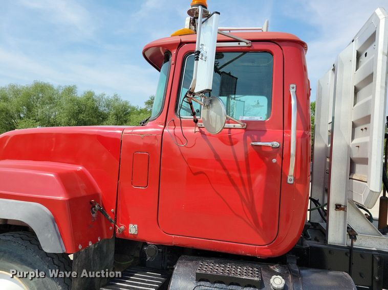 image for item JO9177 2000 Mack RD690S  semi truck