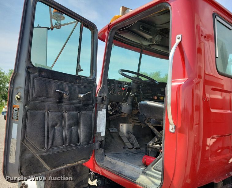 image for item JO9177 2000 Mack RD690S  semi truck