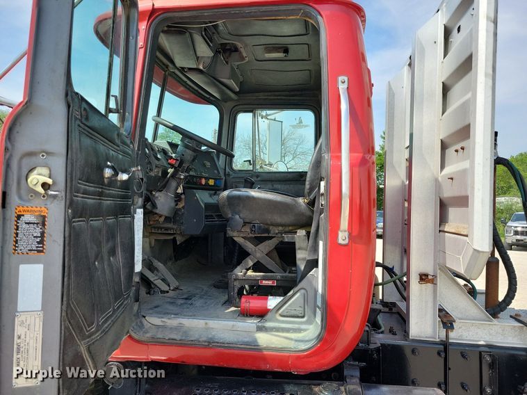 image for item JO9177 2000 Mack RD690S  semi truck