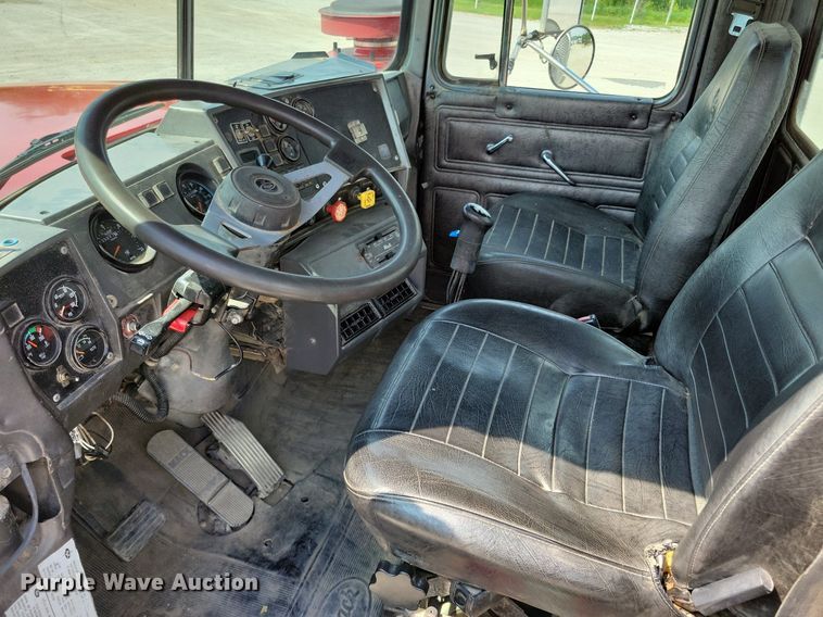 image for item JO9177 2000 Mack RD690S  semi truck