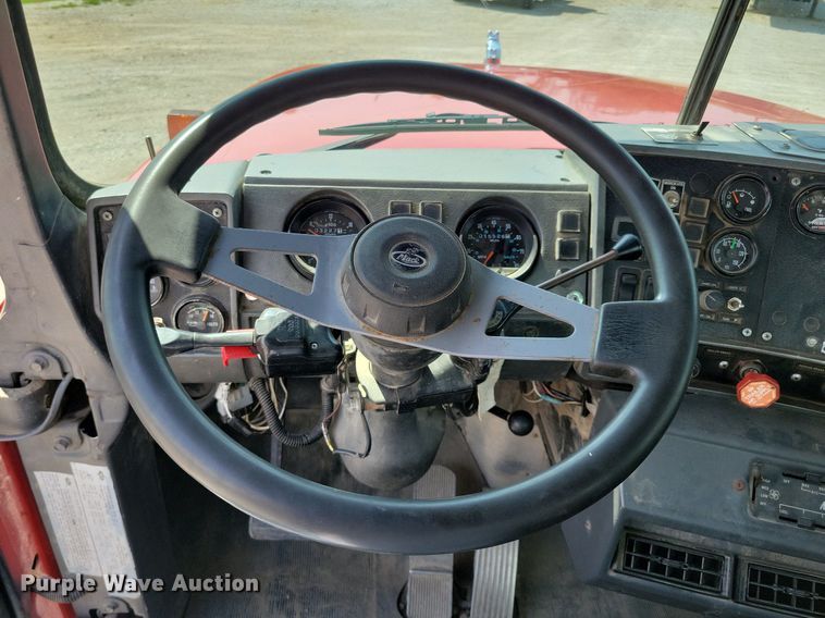 image for item JO9177 2000 Mack RD690S  semi truck