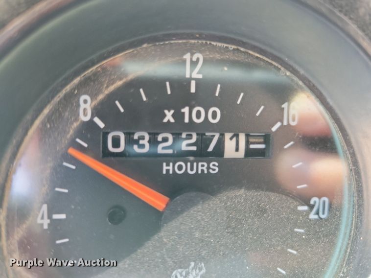 image for item JO9177 2000 Mack RD690S  semi truck