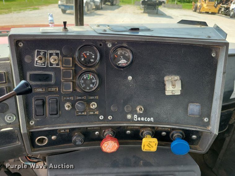 image for item JO9177 2000 Mack RD690S  semi truck