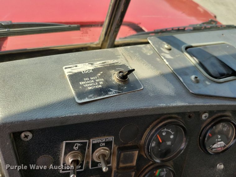 image for item JO9177 2000 Mack RD690S  semi truck