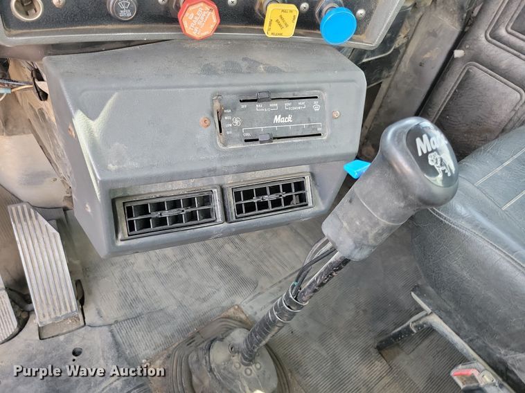 image for item JO9177 2000 Mack RD690S  semi truck