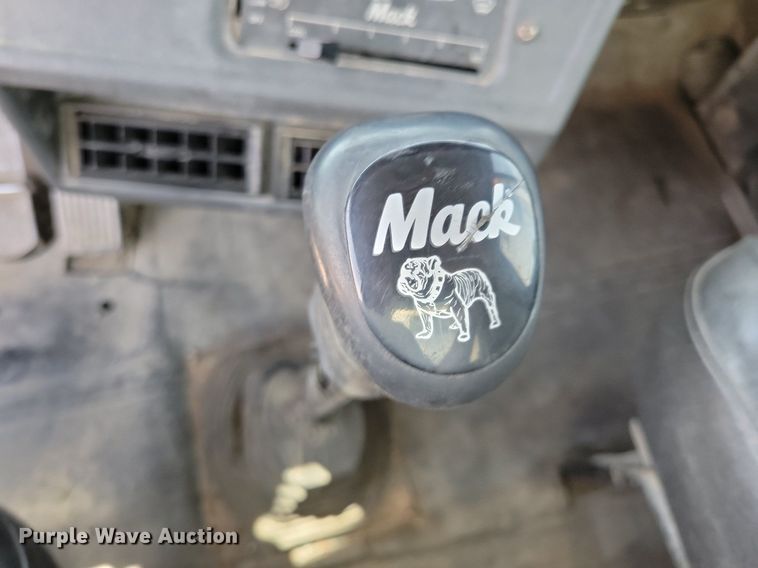 image for item JO9177 2000 Mack RD690S  semi truck