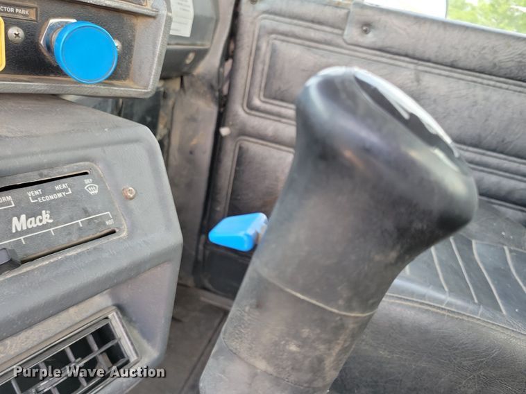 image for item JO9177 2000 Mack RD690S  semi truck