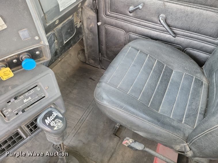 image for item JO9177 2000 Mack RD690S  semi truck