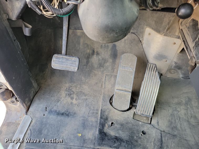 image for item JO9177 2000 Mack RD690S  semi truck