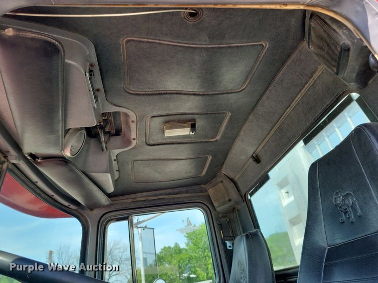 image for item JO9177 2000 Mack RD690S  semi truck